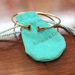 Tiffany T narrow wire bracelet in 18k gold, medium